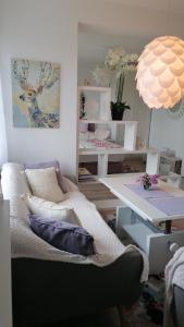 洛伊查赫Summer Wine的一间配有沙发和一张带台灯的桌子的房间