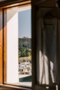林都斯ARTE LINDOS SUITES的从窗户可欣赏到城堡的景色