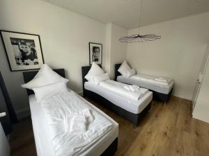杜塞尔多夫Bilk Apartment的一间卧室配有两张床和吊灯。