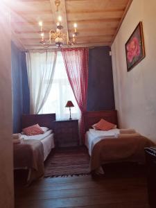 尤卡尔内皮尔斯贝尔古宾馆的一间卧室设有两张床和窗户。