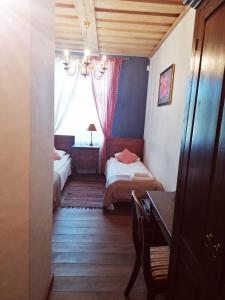 尤卡尔内皮尔斯贝尔古宾馆的小房间设有两张床和窗户