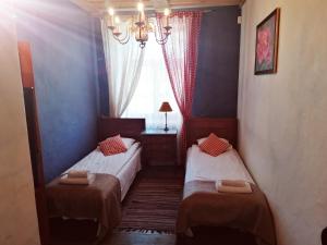 尤卡尔内皮尔斯贝尔古宾馆的小型客房 - 带2张床和窗户