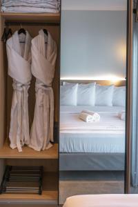 沃洛斯Aeson Premium Living的卧室两张照片,配有一张床