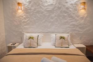 伊卡莱Moriá Eco Lodge的一间卧室,床上有两棵棕榈树