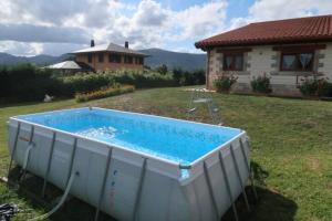 戈特赫斯阿特亚加Ven y disfruta en el corazón de Bizkaia-Urdaibai的一座房子的院子内的一个大型游泳池