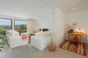 丰沙尔CASA DO MIRADOURO 5 by Heart of Funchal的客厅配有2把白色椅子和桌子