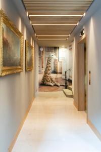 博洛尼亚Palazzo Scappi Gardi Luxury Apartments的走廊上地板上的长颈鹿