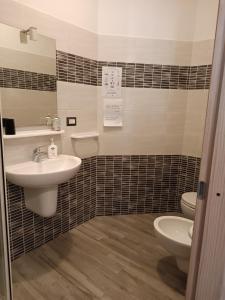 阿尔盖罗Rocca Pinta Guest House的一间带水槽和卫生间的浴室