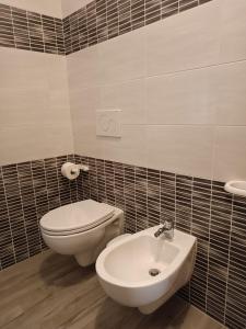 阿尔盖罗Rocca Pinta Guest House的一间带卫生间和水槽的浴室