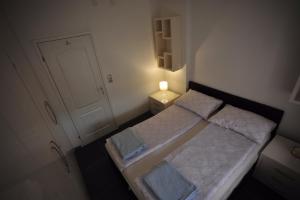 维舍格勒Apartman Nena Visegrad的小卧室配有一张光线充足的床
