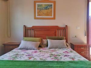 阿罗萨新镇calle o bornal的一间卧室配有一张带两个枕头的床