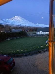 韦斯特波特Modern apartment at Croagh Patrick的房屋享有雪覆盖的山脉美景