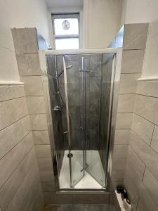 伦敦Thanet Hotel Annex的浴室内带玻璃淋浴间