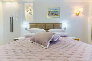 斯普利特Irini Luxury Rooms的一张大床,上面有两个枕头