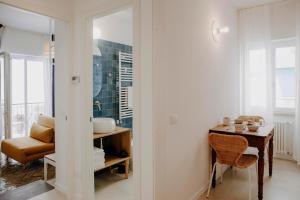 泰拉奇纳PETRARCA17 Guest house a due passi dal mare的配有桌子、椅子和镜子的房间