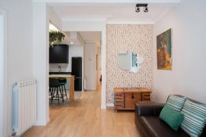 巴塞罗那巴塞罗那埃克萨潘区公寓的客厅配有沙发和桌子