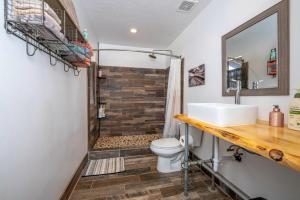 卡纳布BaseCamp 37°的带淋浴、卫生间和盥洗盆的浴室