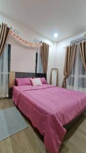 Ban Nong HinKANA Homehug的一间卧室配有一张带粉色毯子的大床