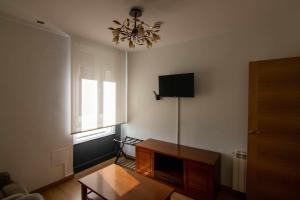 莱昂Apartamento paris的客厅配有桌子和吊灯