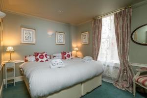 巴斯Abbey Mews in the heart of Bath的一间卧室设有两张床和窗户。