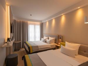 慕尼黑慕尼黑市东区智选假日酒店的酒店客房,设有两张床和一张沙发