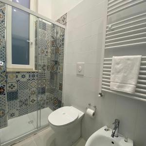 那不勒斯Maison Silvia的浴室配有卫生间、盥洗盆和淋浴。