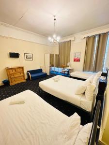 伦敦Thanet Hotel Annex的一间酒店客房,设有两张床和电视