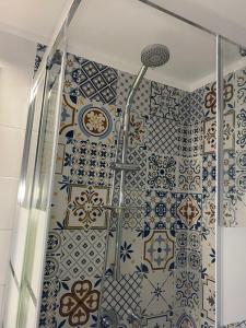 那不勒斯Maison Silvia的浴室设有蓝色和白色瓷砖淋浴。