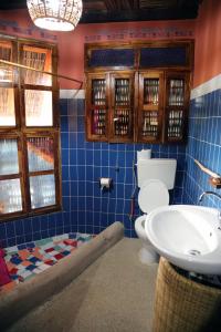 斯基灵角弗罗马格尔山林小屋的一间带卫生间和水槽的浴室