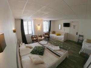 比亚里茨小酒店的一间设有床铺和客厅的大房间