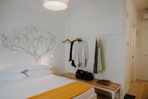 泰拉奇纳PETRARCA17 Guest house a due passi dal mare的卧室配有一张床,墙上挂着一幅树壁画
