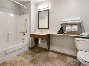 沙科皮My Place Hotel-Shakopee, MN的浴室配有卫生间、盥洗盆和淋浴。