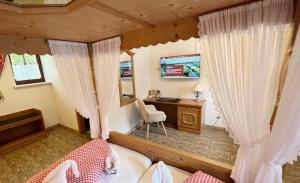 萨勒河畔瑙姆堡舒内卡尔伯酒店的一间卧室配有一张床、一张书桌和窗帘