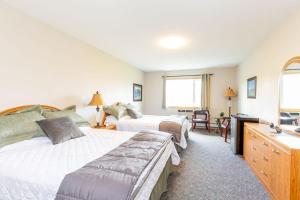 沃特顿公园Waterton Country Villas的酒店客房配有两张床和一张书桌