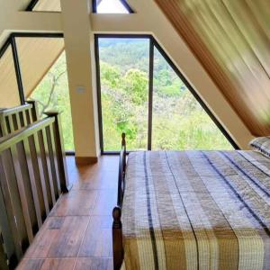 SoráCabaña de montaña en Altos del María的一间卧室设有一张床和一个大窗户