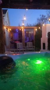 班多伦Bundoran seclusion的一座房子前面的绿色水游泳池