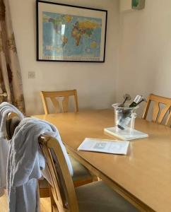 班多伦Bundoran seclusion的餐桌、木桌、椅子和桌子