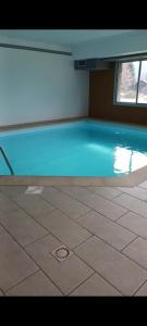 阿克斯莱泰尔姆Location appartement à Bonascre的大楼内的一个蓝色海水游泳池