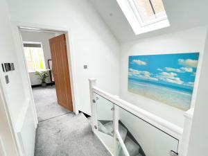 布莱顿霍夫Luxury Modern Private Villa in Brighton的墙上画的楼梯