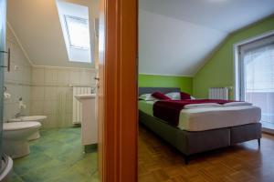 兹雷切Apartment Anja的一间卧室设有一张床和一间浴室。