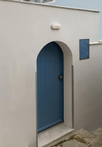 锡米Aleminas Rooms的建筑物一侧的蓝色门