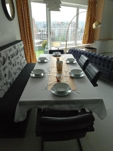 列日Liège centre Médiacité appartement parking gratuit terrasse immense 8ème pour 2 personnes的餐桌,上面有盘子和玻璃杯