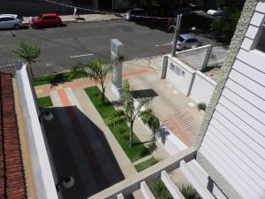 大坎普Cerrado Hotel LTDA的享有街道的空中景致,设有一座建筑和棕榈树
