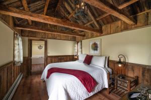 杰克逊圣诞农场酒店及Spa的一间卧室设有一张带木制天花板的大床。
