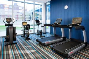 克利夫兰克利夫兰市中心雅乐轩酒店的一间健身房,里面设有有氧运动器材,房间拥有蓝色的墙壁