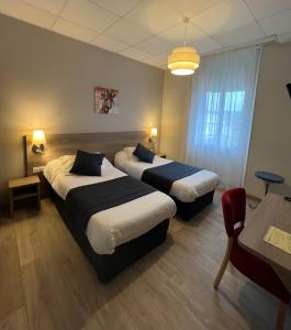 帕米耶霍伊高赫蒙酒店的酒店客房设有两张床和一张桌子。