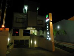 大坎普Cerrado Hotel LTDA的夜间在大楼前的酒店标志