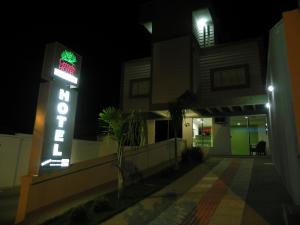 大坎普Cerrado Hotel LTDA的夜间在建筑物前的 ⁇ 虹灯标志