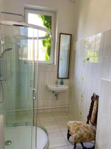 莫雄马扎尔古堡Villa Luca的一间带玻璃淋浴和水槽的浴室