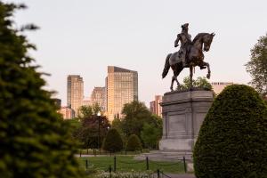 波士顿波士顿丽思卡尔顿酒店的公园里骑马的男人的雕像